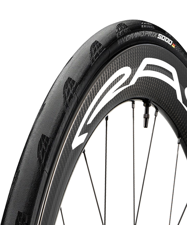 Pneu continental gp5000 monté sur une roue de vélo carbone légère RAR